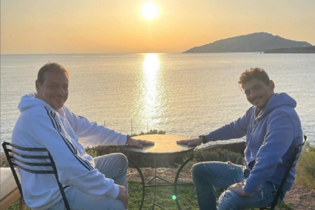 ΣΥΝΑΝΤΗΣΗ ΚΟΡΥΦΗΣ ΜΕ ΦΟΝΤΟ ΤΑ ΜΕΤΑΓΡΑΦΙΚΑ Enjoying sunset