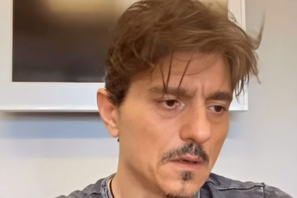 ΠΡΟΧΩΡΑΕΙ ΣΕ ΜΗΝΥΣΕΙΣ